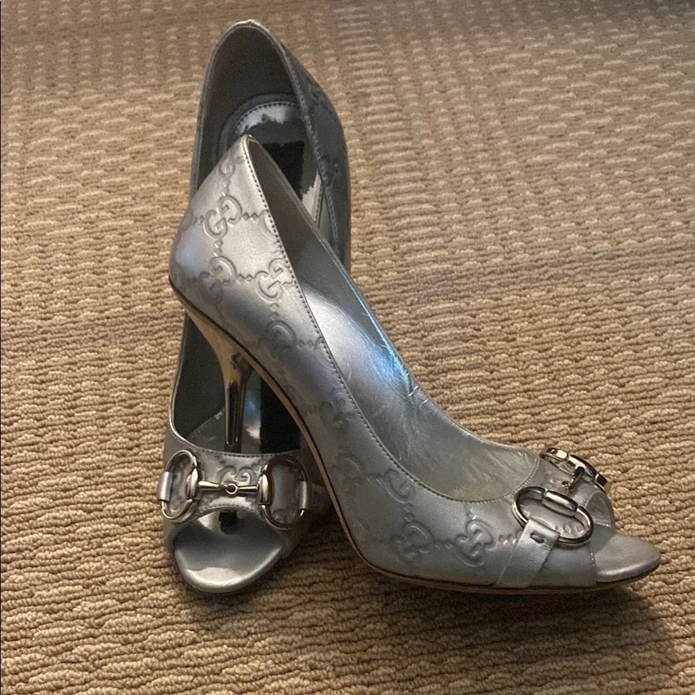 Vintage Gucci Silver 7.5, Vintage,  Peep Toe Heels, leather embossed GG logo - Picture 8 of 10
